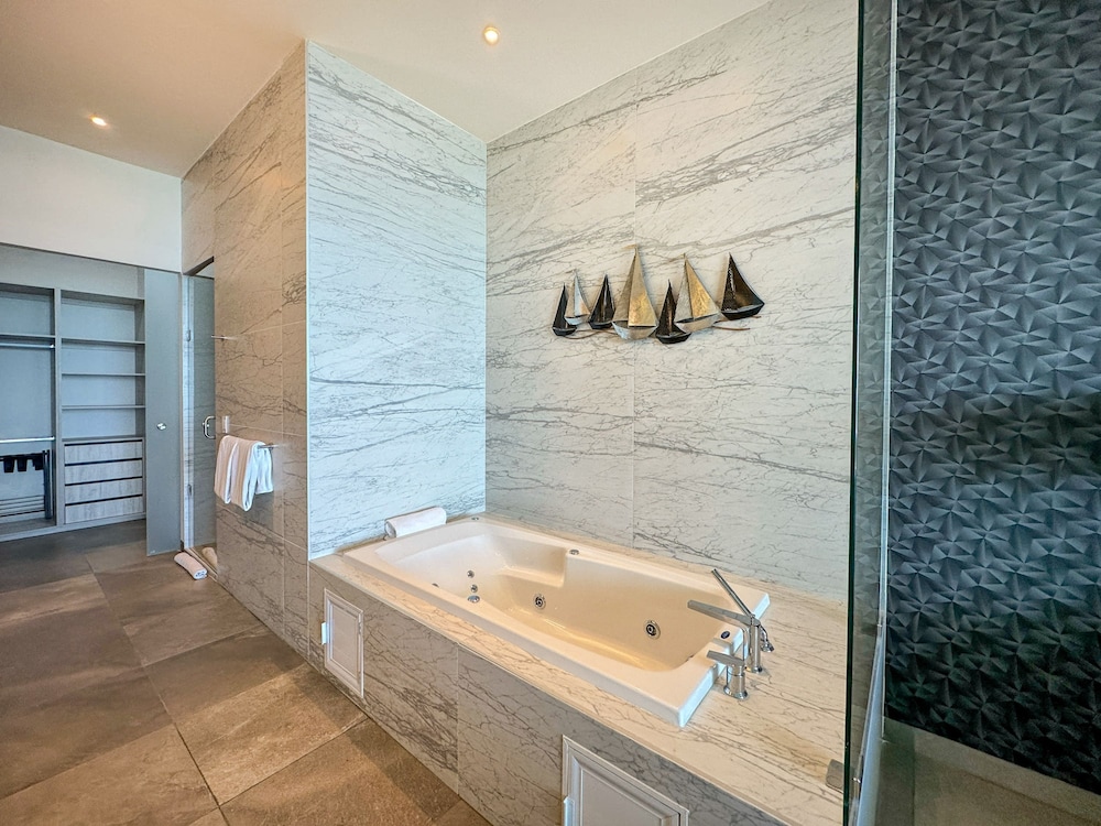 Beachtop Haven 2BR Condo at Iconic Sandy Beach
