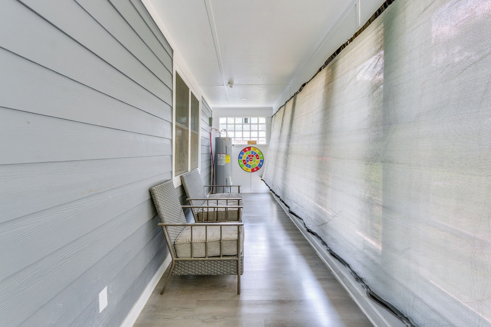 Beachy Home in Heart of Beaufort w/ Pool Access