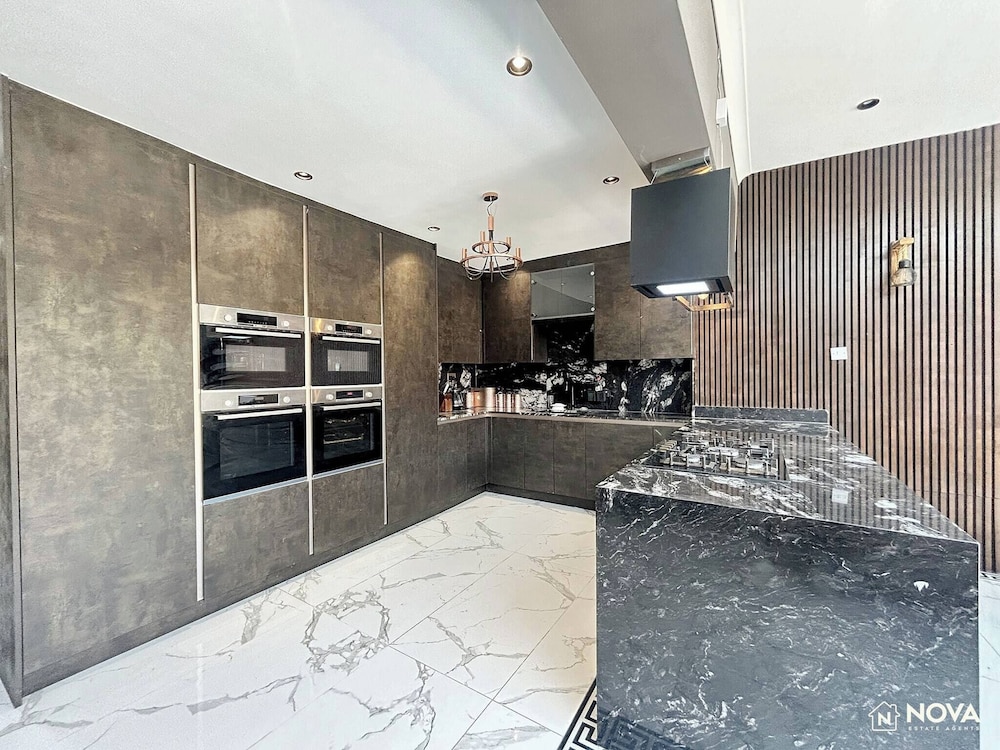Elegant Family Home, 2x Jacuzzi Corner Bath
