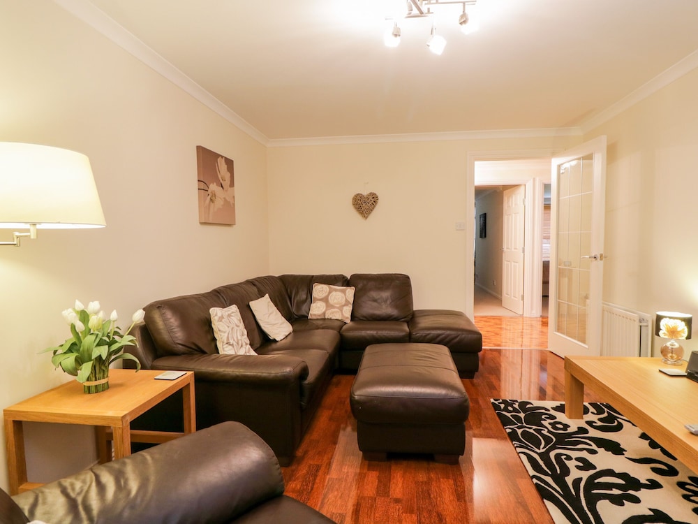 7 Riverside Gardens view 4