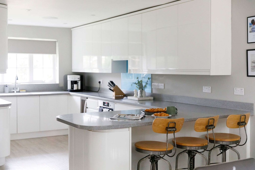 Stylish 4 Bed Home Close to Beach