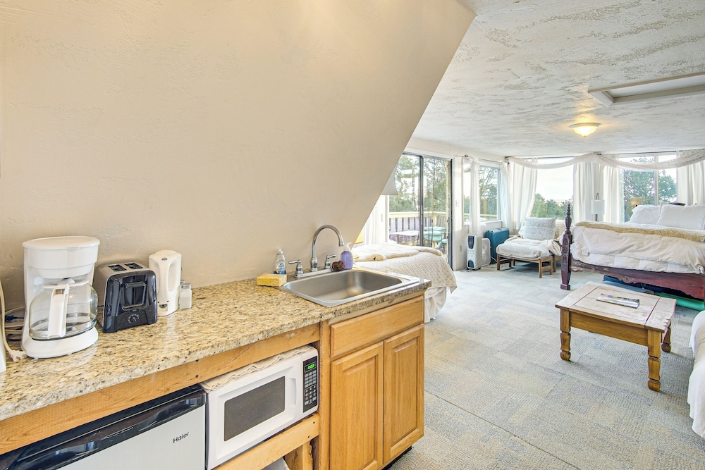 Near Hiking: Tranquil Crestone Studio w/ Deck!