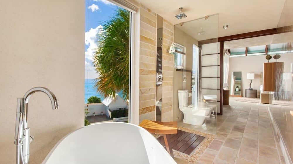 6 BR Villa With Concierge Amenities Pool