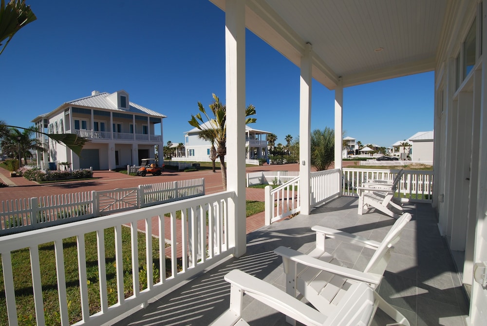 The Scarlett - Private Home At The Shores 3 Bedroom Home