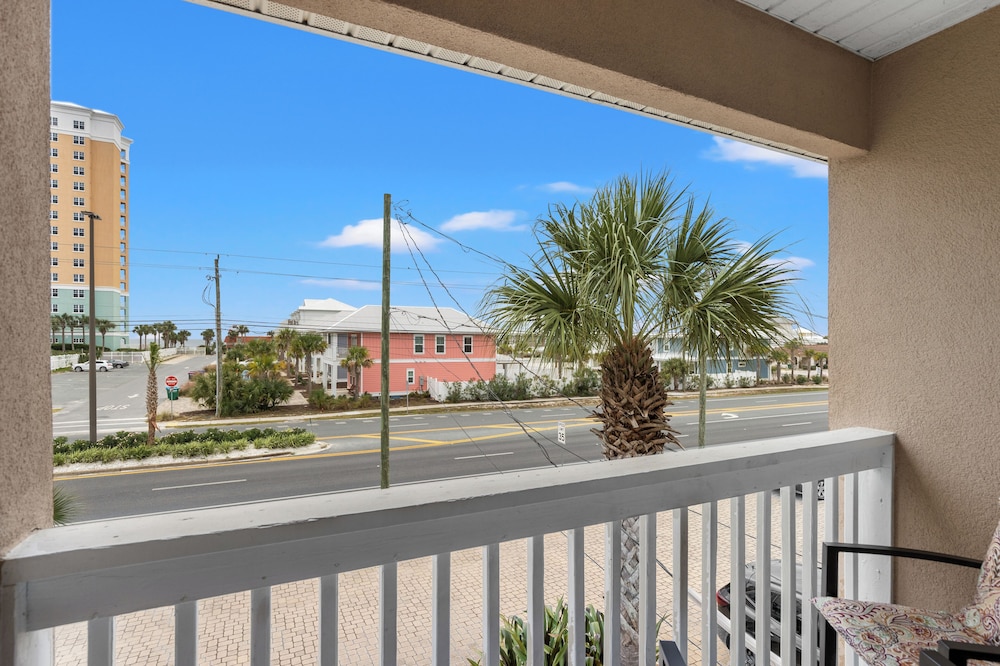 Escape to Sand Dollar Holler: Coastal Retreat, 3 Beds, 2.5 Baths, Sleeps 10!