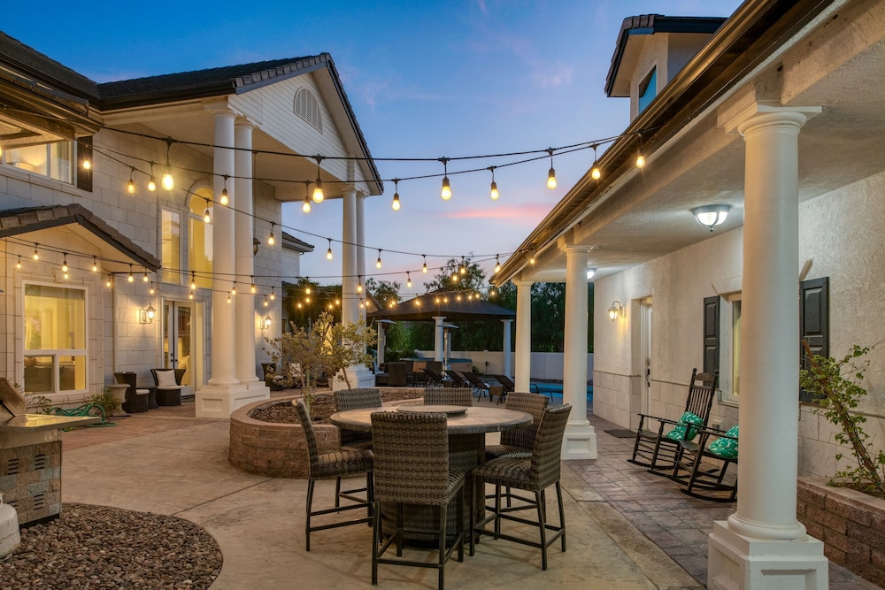 Grand Contento by Avantstay Extraordinary Estate w Pool Movie Room