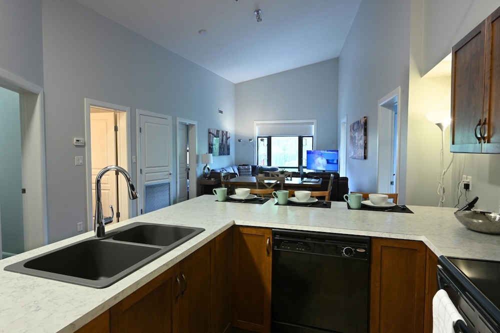 Private Corner Unit at end of Hall #458 - Image 4