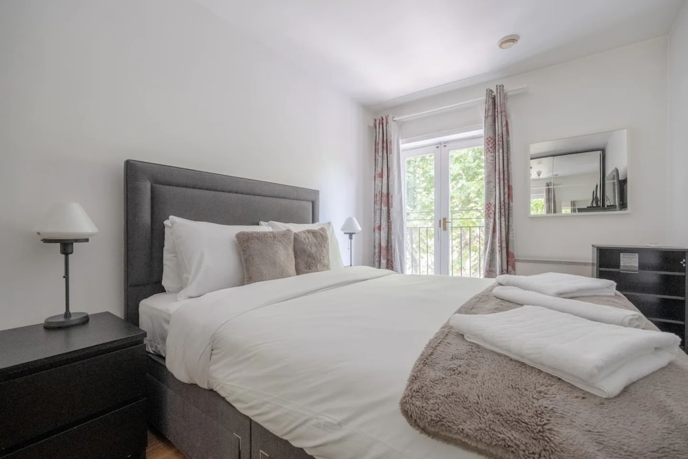 Bright 1 Bedroom Flat in Kensington Olympia
