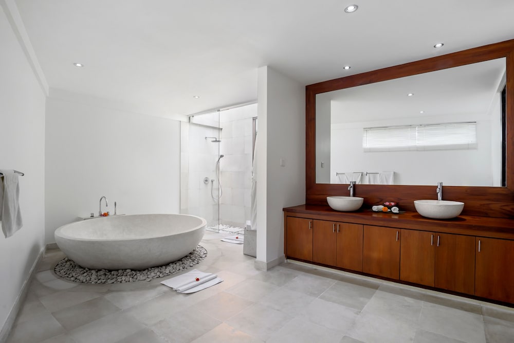 Villa Blanca by Alfred in Bali - Modern Luxury 5 Bdr Oceanfront Villa in Candidasa