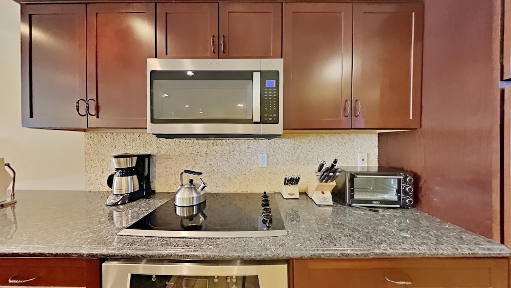 Gorgeous Remodeled Condo With Views Of Mammoth Mountain! by RedAwning