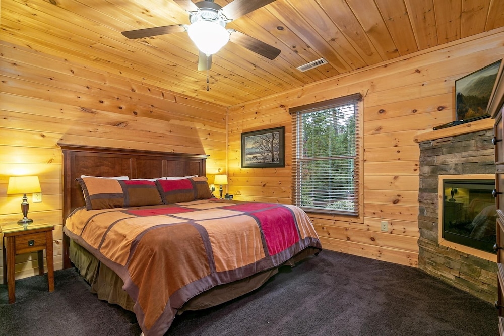 A Mountain Paradise - 3 Bedrooms, 3 Baths, Sleeps 8 Cabin by RedAwning