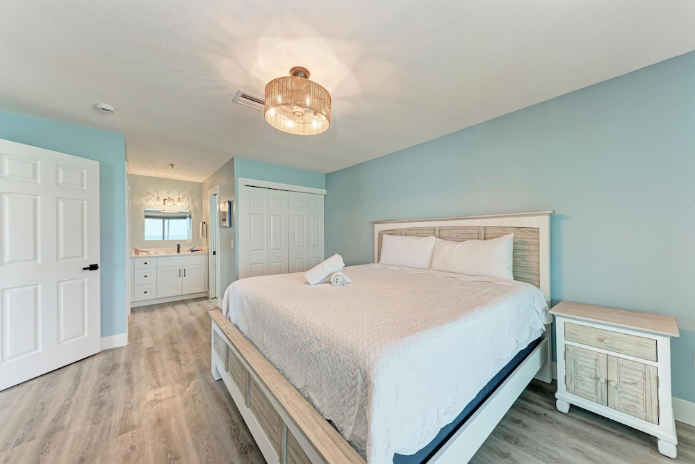 Anna Maria Island Beach Sands 202-private Beach Access-heated Pool