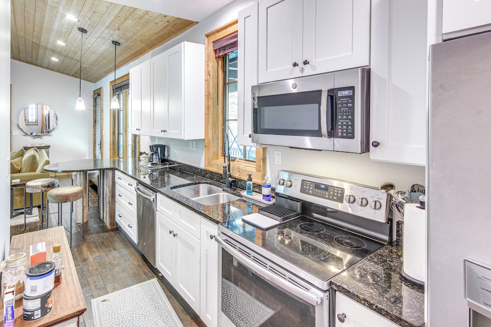 Chinquapin Escape: Resort Perks, By Lake Glenville