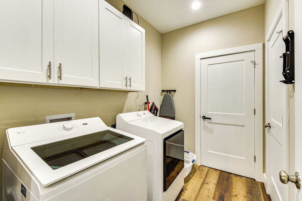 1 Mi to Lake Hartwell: Updated Retreat w/ Patio!