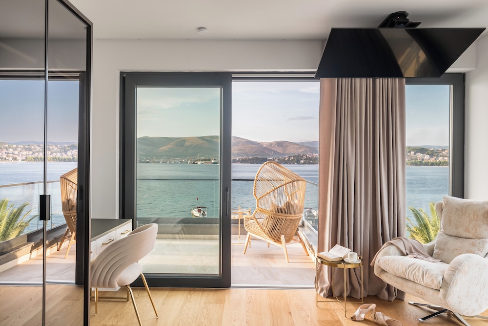 Villa Palace Al Nera Luxurius at sea With 2 Swimming Pools Saunas
