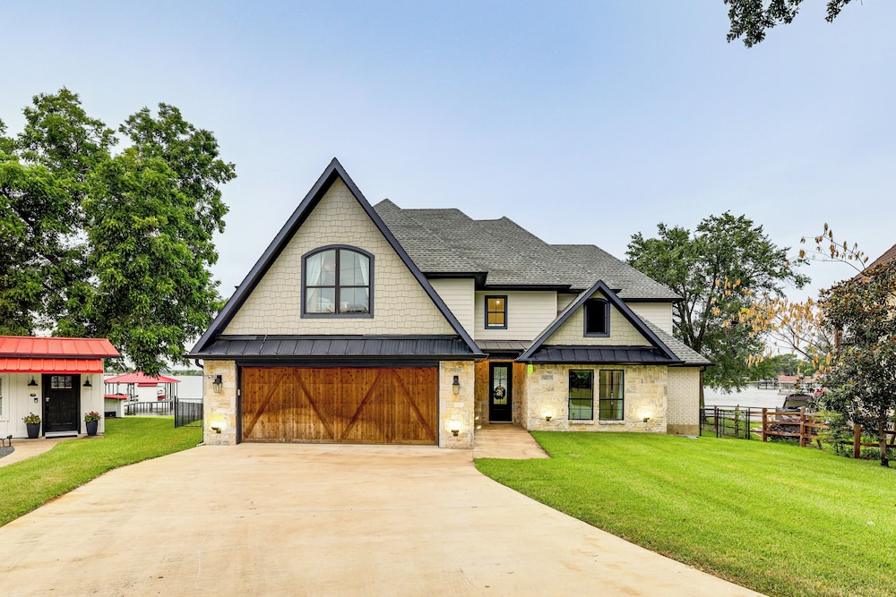 Hot Tub, Fire Pit! High-end Cedar Creek Lake Haven