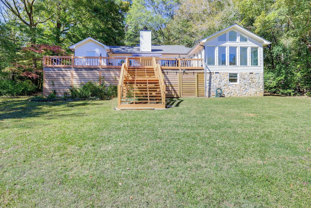 Fire Pit & Kayaks: Lake Oconee Waterfront Escape!