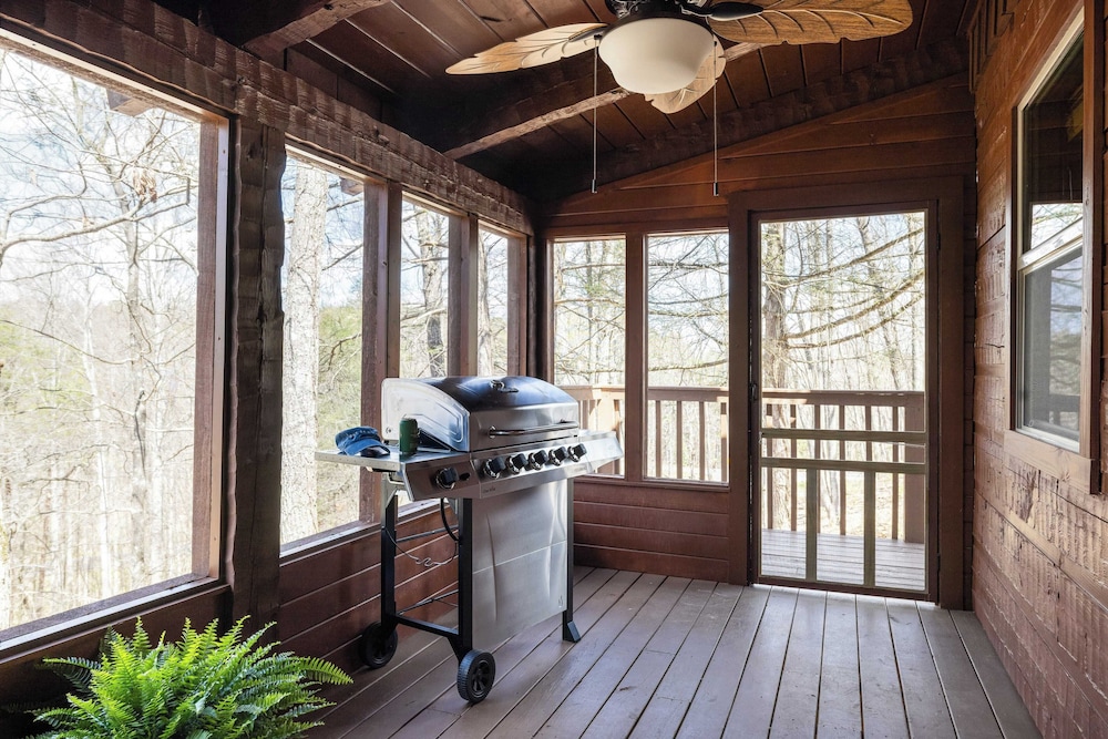 2 Cabins Game Room, Enclosed Porch, Hottub, Views Dudley I & II by Avantstay