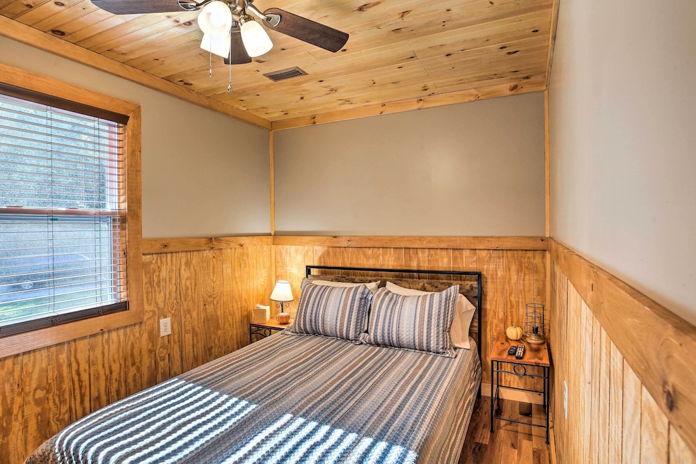 Silver Creek Cabin w/ Hiking < 1 Mi to Town! view 4