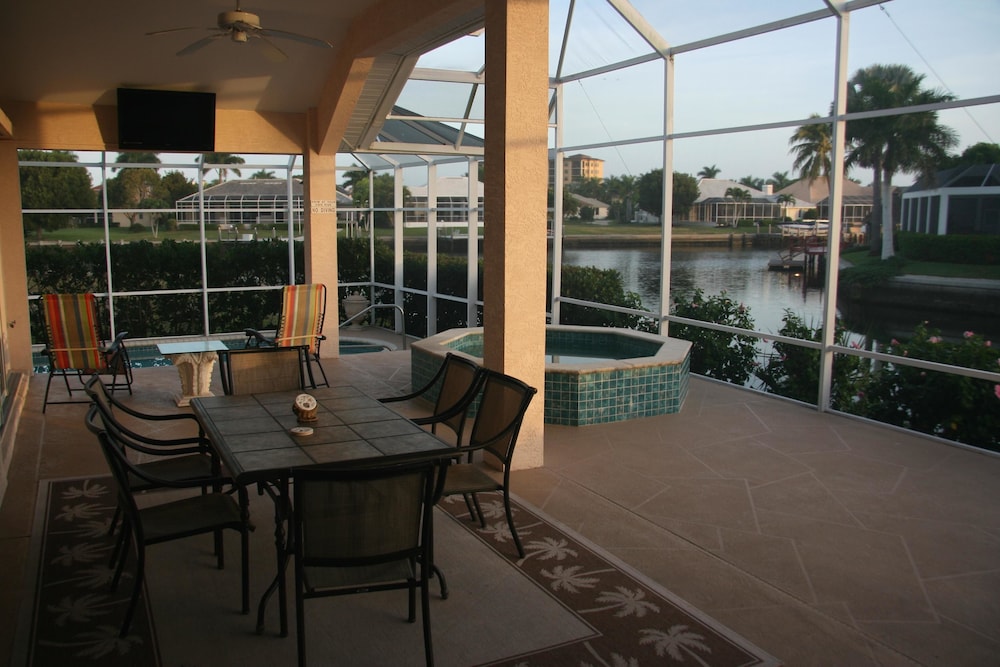 431 Edgewater Ct