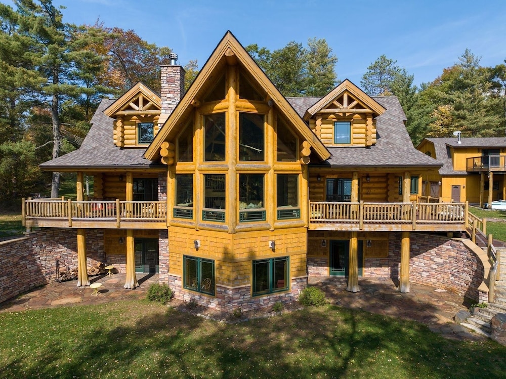 Osprey Lake Cabin 4 Bedroom Home by RedAwning