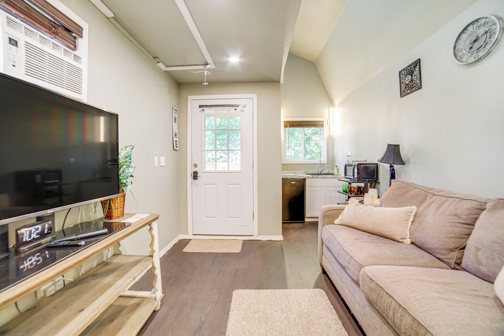 Cozy Tiny Home: 1 Mi to The Village at Meridian, photo 7