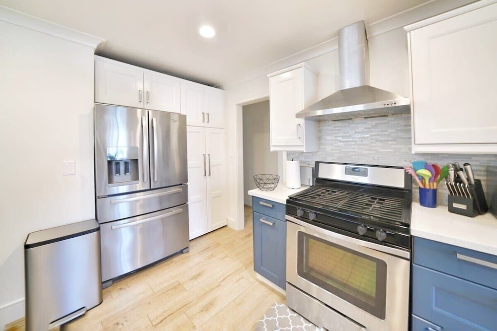 @ Marbella Lane - Vibrant 4BR RWC Ldry + P
