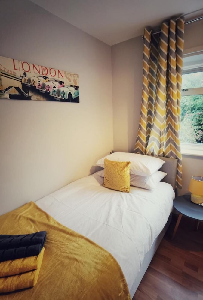 5 Bedroomed House Available for Guests and Contractors Wifi Parking view 4