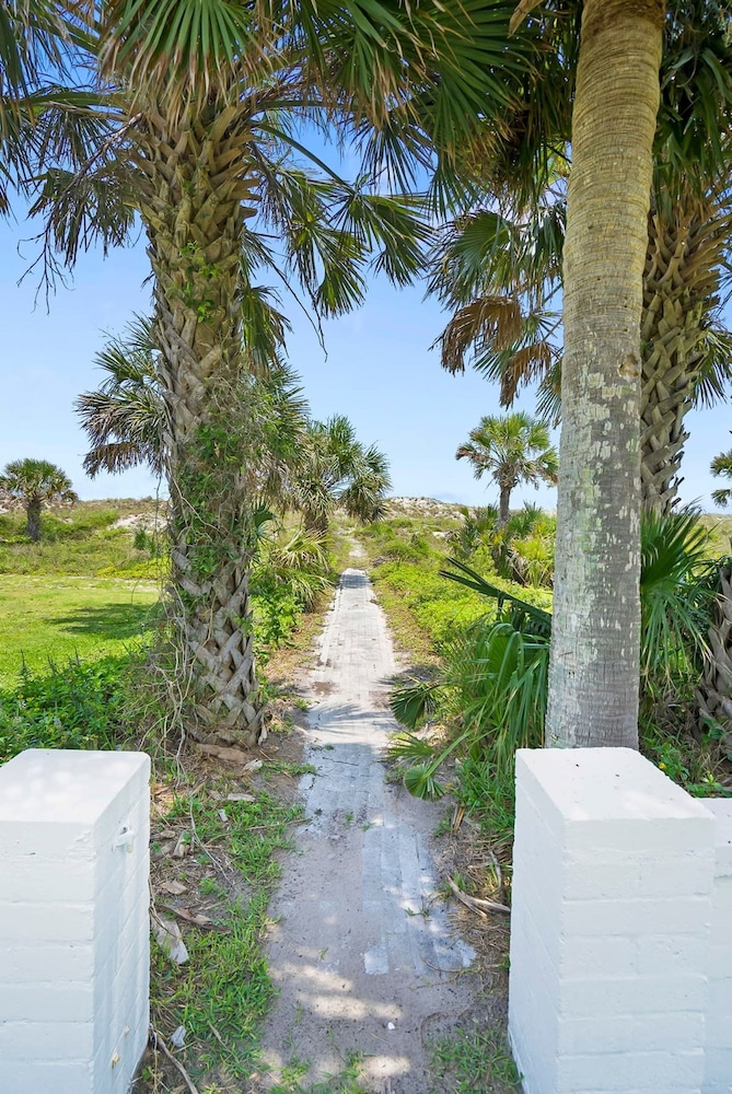 Oceanfront in St Aug Beach Patio BBQ Smart TVs