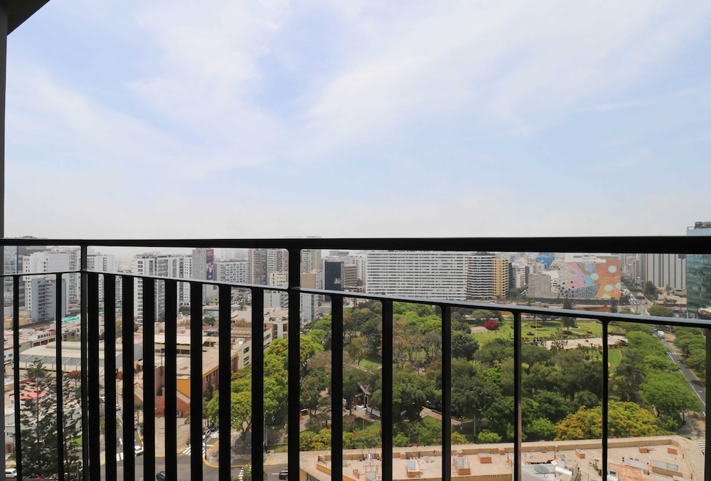 w Grandiose 1BR w Great Balcony in Miraflores