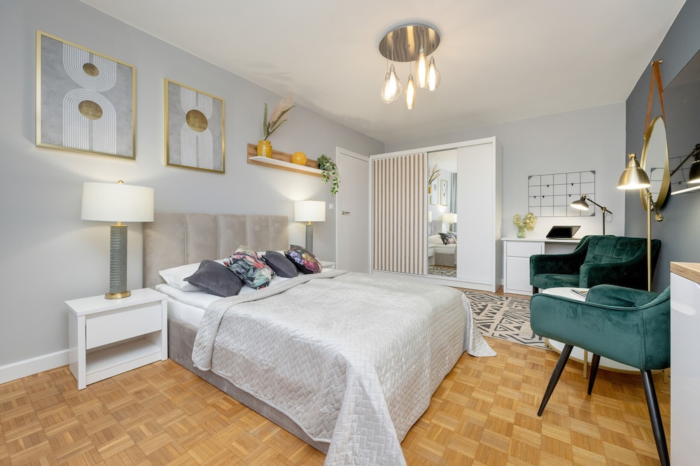 Unique Bright Apartment by Renters view 3