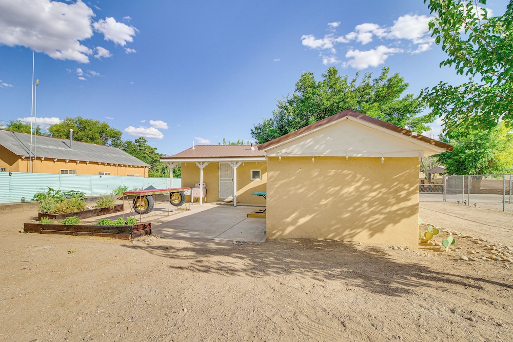 3 Mi to Old Town, Fenced Yard: ABQ Abode!