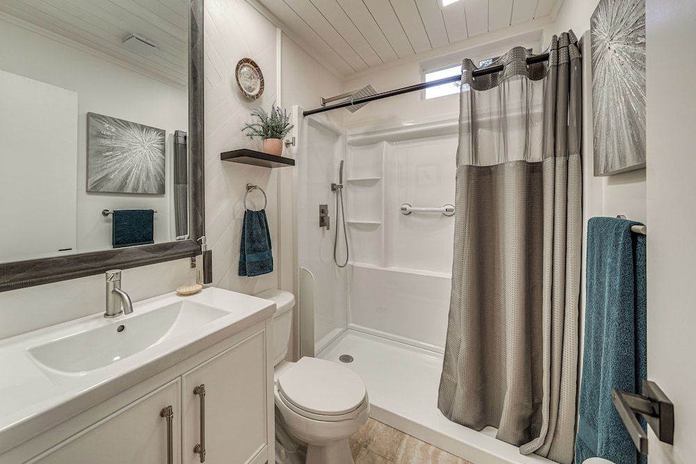 < 1 Mi to Dtwn Texarkana: Couple's Retreat w/ Yard