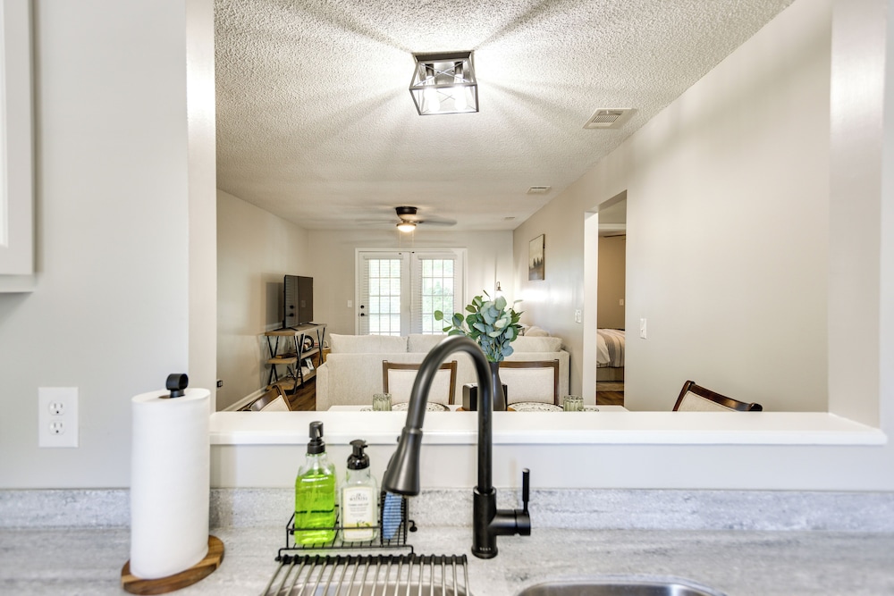 2 Mi to Fort Stewart: Modern Hinesville Haven