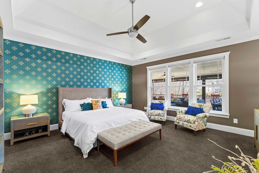 Luxury Lakefront Stay Private Dock, Indoor/outdoor Pool The Retreat