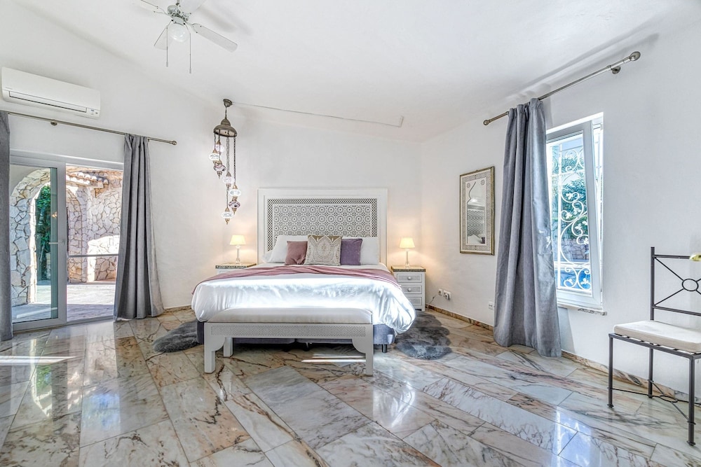 Golfinhos Magnificent Spacious 5 Bedroom Villa