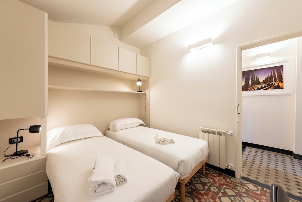 Bright 2BR flat moments from the beach