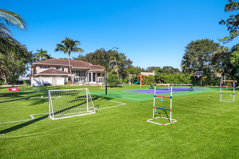 Luxurious 7-Bedroom Villa with Pool & Games