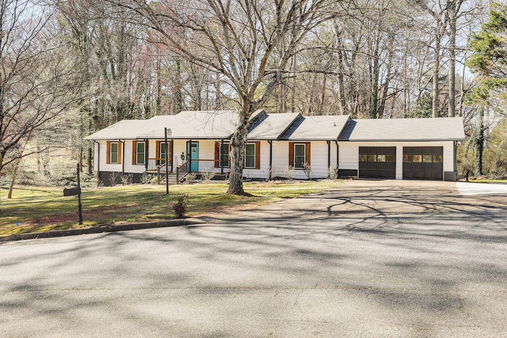 11 Mi to Marietta Square: Modern Apt w/ Yard!