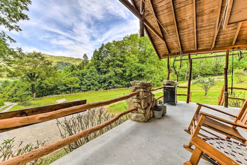 'baby Bear' Clyde Cabin on Mountain Farm!