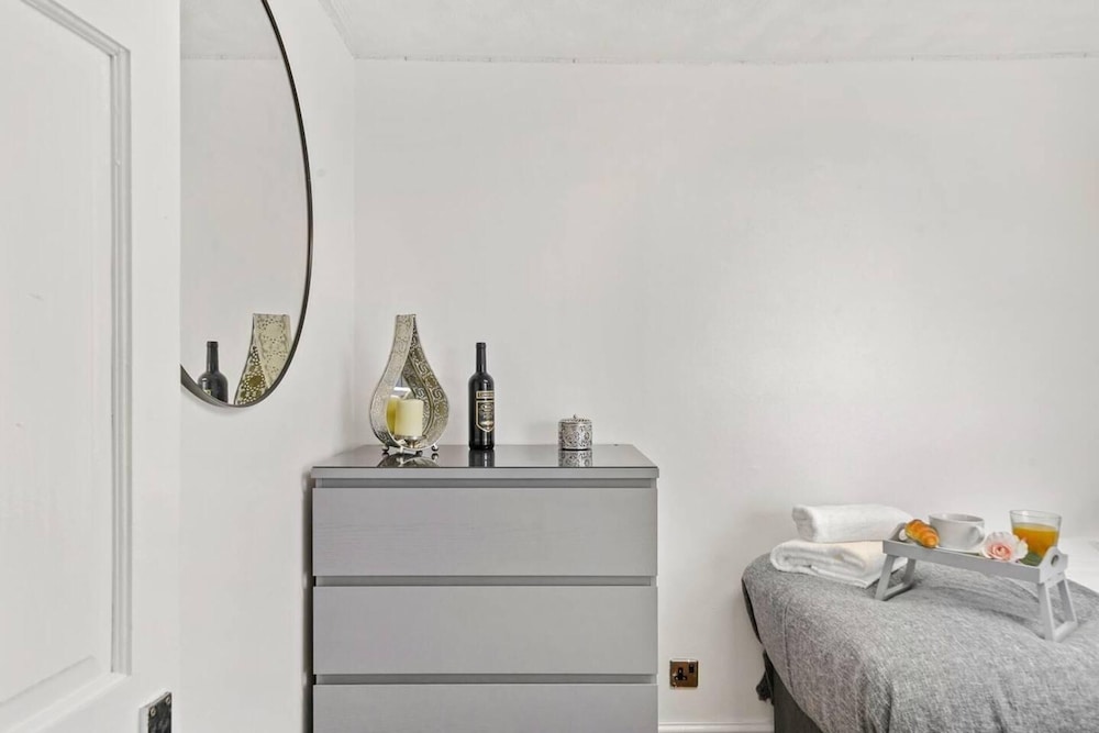 Impeccable Apartment in Bletchley Milton Keynes view 3