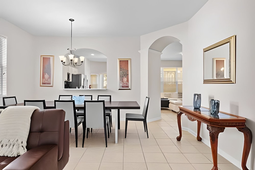 Windsor Hills 5BR 5min to Disney + Pool