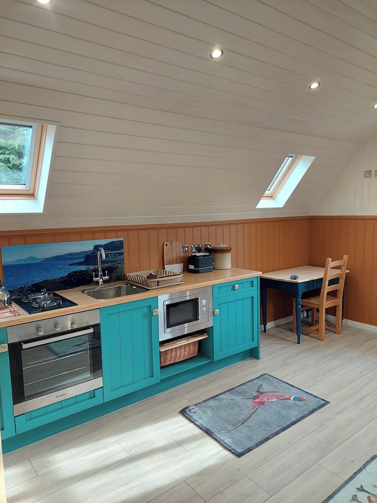 Cosy Countryside Cabin - Sleeps 2, Parking & Farm