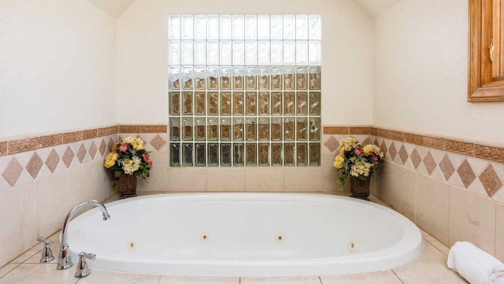 Resort-style Estate w/ Pool, Game Room & Tennis Court Near Wineries The Tennis Ranch by Avantstay