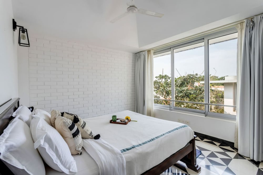 Modern 2bhk w Rooftop Pool 10 Mins Drive to Beach