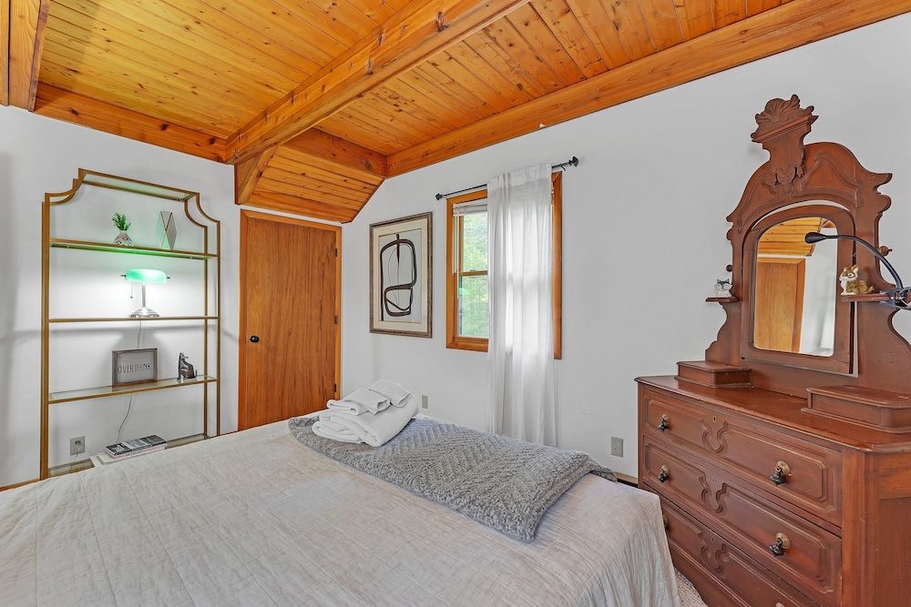 Modern Mountain Retreat Near Dolly Sods & Skiing 3 Bedroom Home