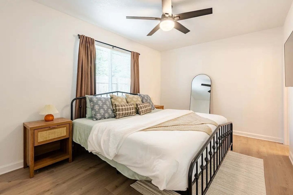 Modern 3br Townhouse Near Brushy Creek 3 Bedroom Duplex