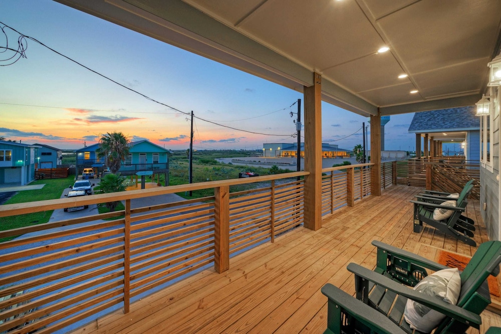 Pool, Firepit + Golf Cart Zone + Near Beach Looney Dunes by Avantstay