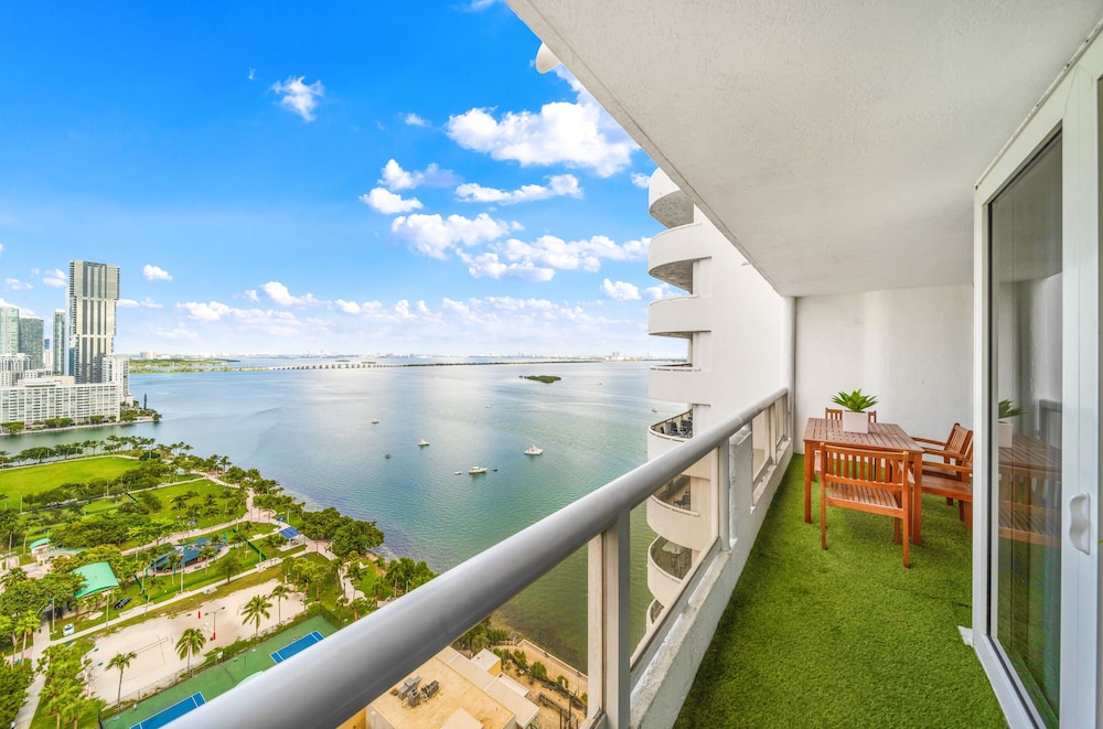 Serene and Modern Apartment Centrally Located
