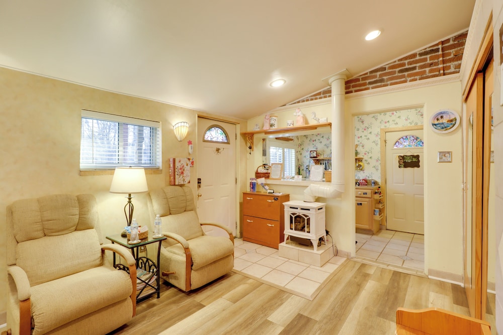 Close to Midtown! Cozy Reno 'river Cottage'